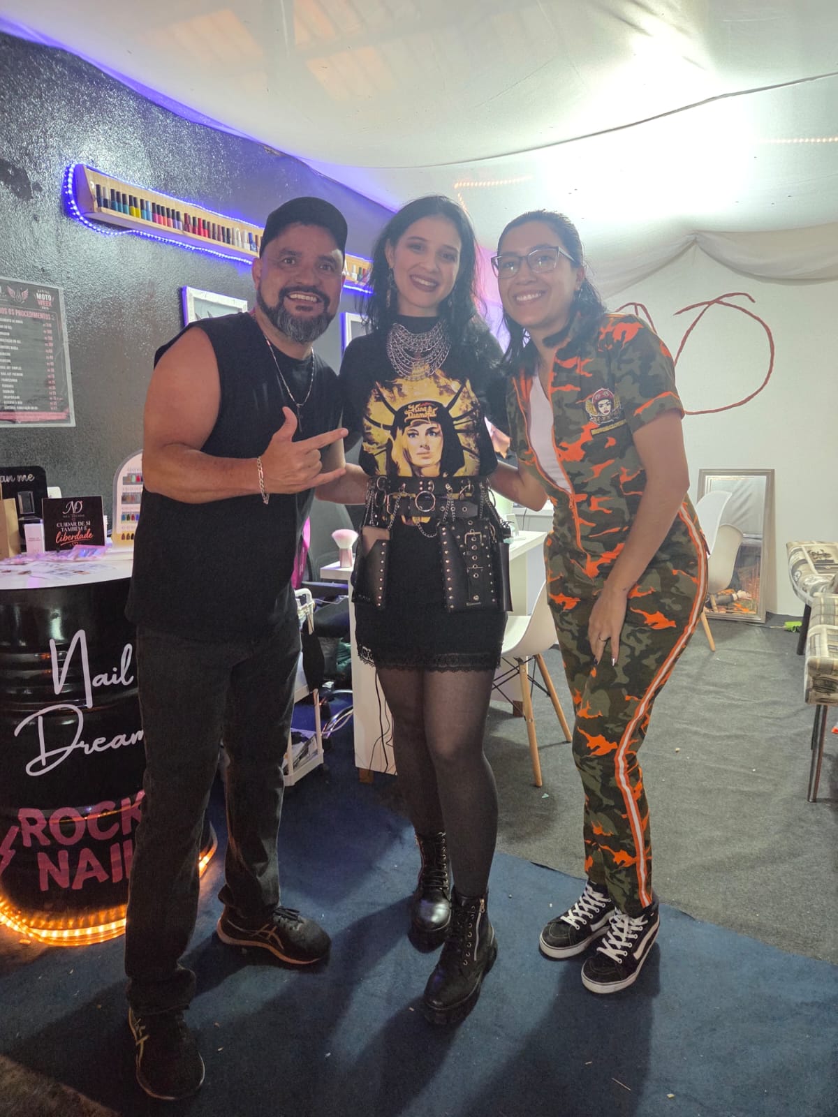 Participantes reunidos no stand Nail Dreams durante o Capital Moto Week 2026