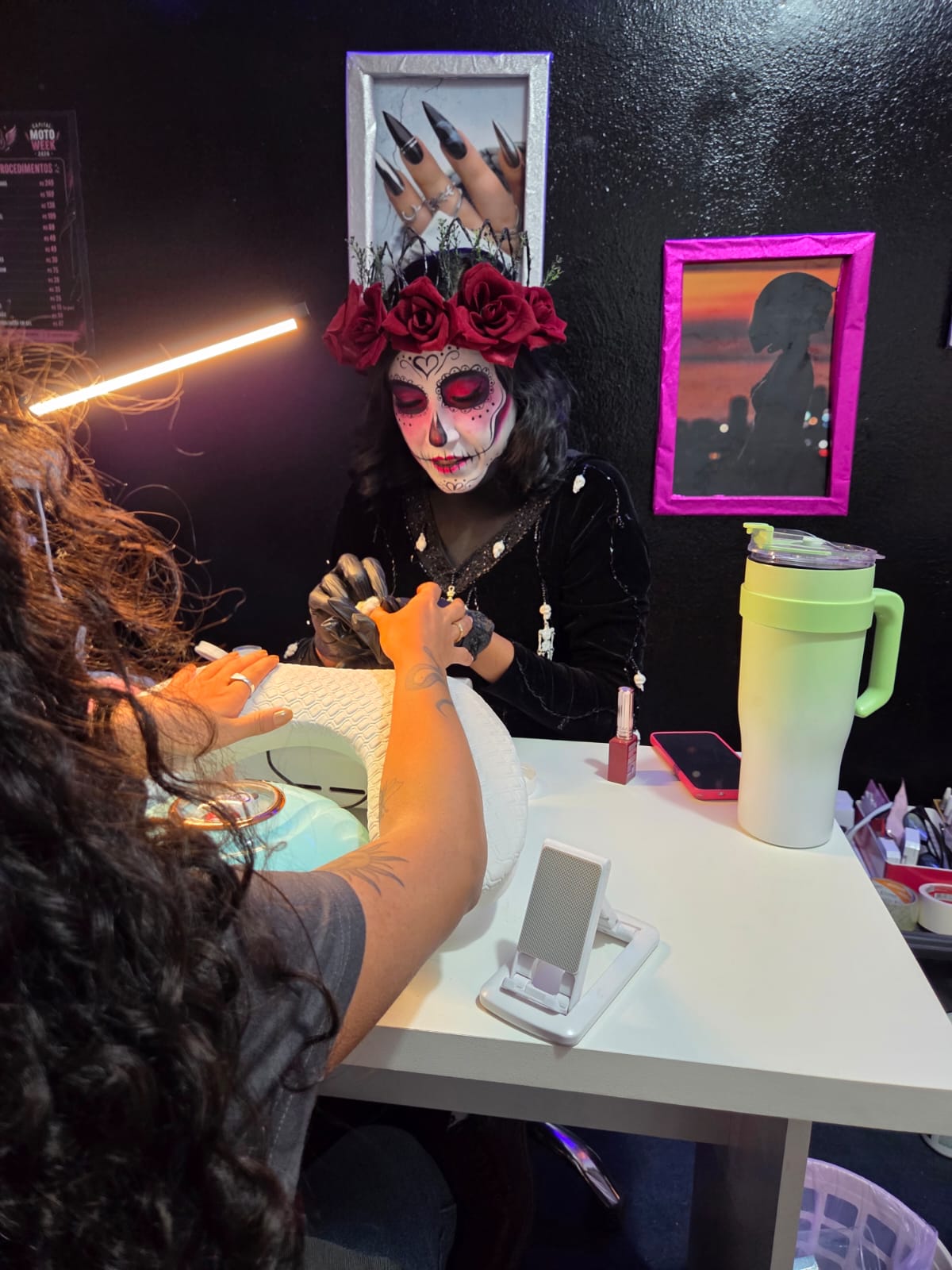 Atendimento de unhas no espaço Nail Dreams durante o Capital Moto Week 2026