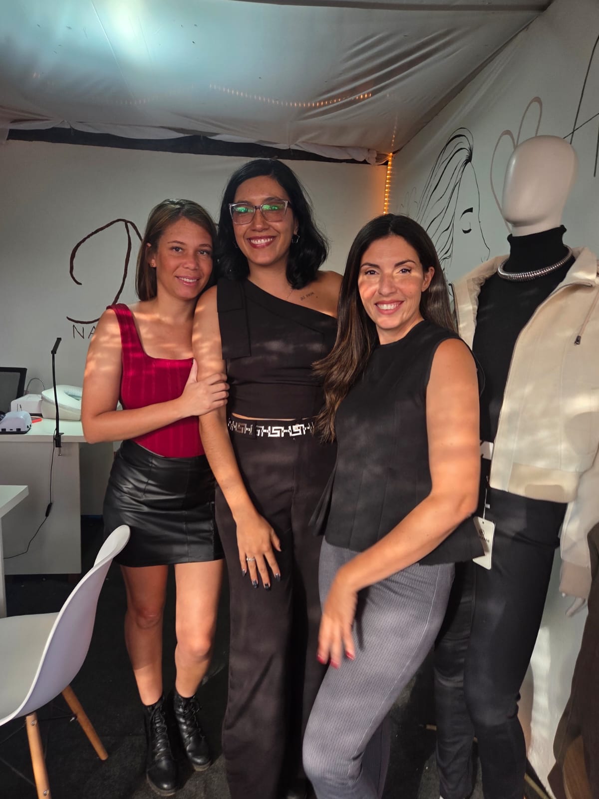 Celyne com participantes no espaço Nail Dreams do Capital Moto Week 2026