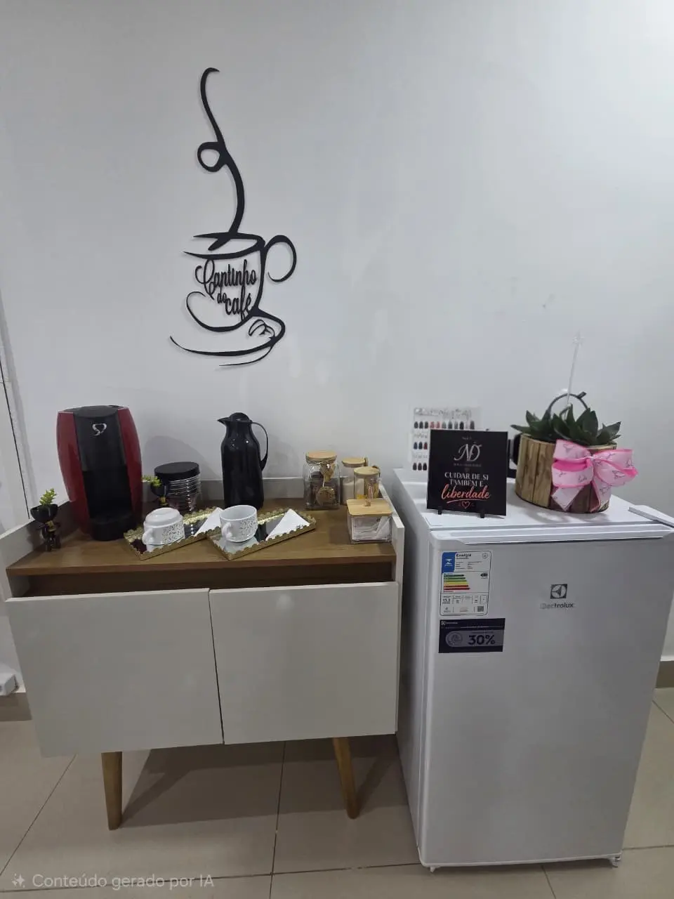 Cantinho com esmaltes e café no Studio Nail Dreams