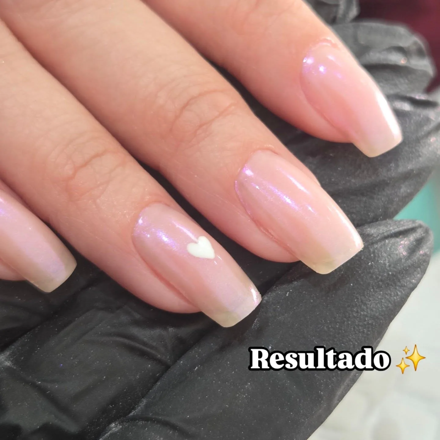 Resultado final de unha nude com brilho